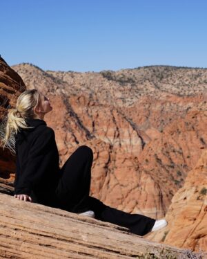 Alyvia Alyn Lind Instagram - the most magical relaxing weekend @redmtnresort