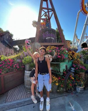 Alyvia Alyn Lind Instagram - happy birthday to powwow the pigcow !
(oh and noah) 

@knottsberryfarm