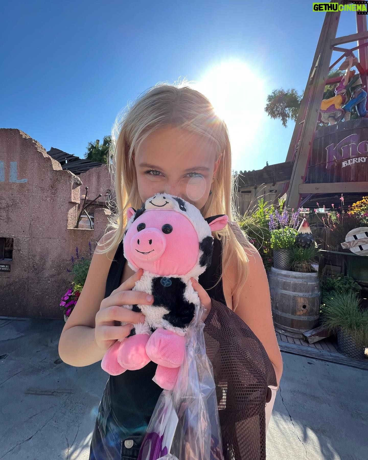 Alyvia Alyn Lind - 47K Likes - happy birthday to powwow the pigcow !
(oh and noah)
@knottsberryfarm
