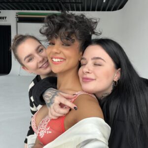 Alžbeta Ferencová Instagram - Ach tie ženy, moje ženy 🖤

Mám šťastie, že som obkolopená, toľkými krásnymi dušami. Ženy neskutočne inteligentné, pracovité, s vlastnými názormi a správnymi postojmi k životu, ktoré ma posúvajú vored ! 
Krásny MDŽ lásky