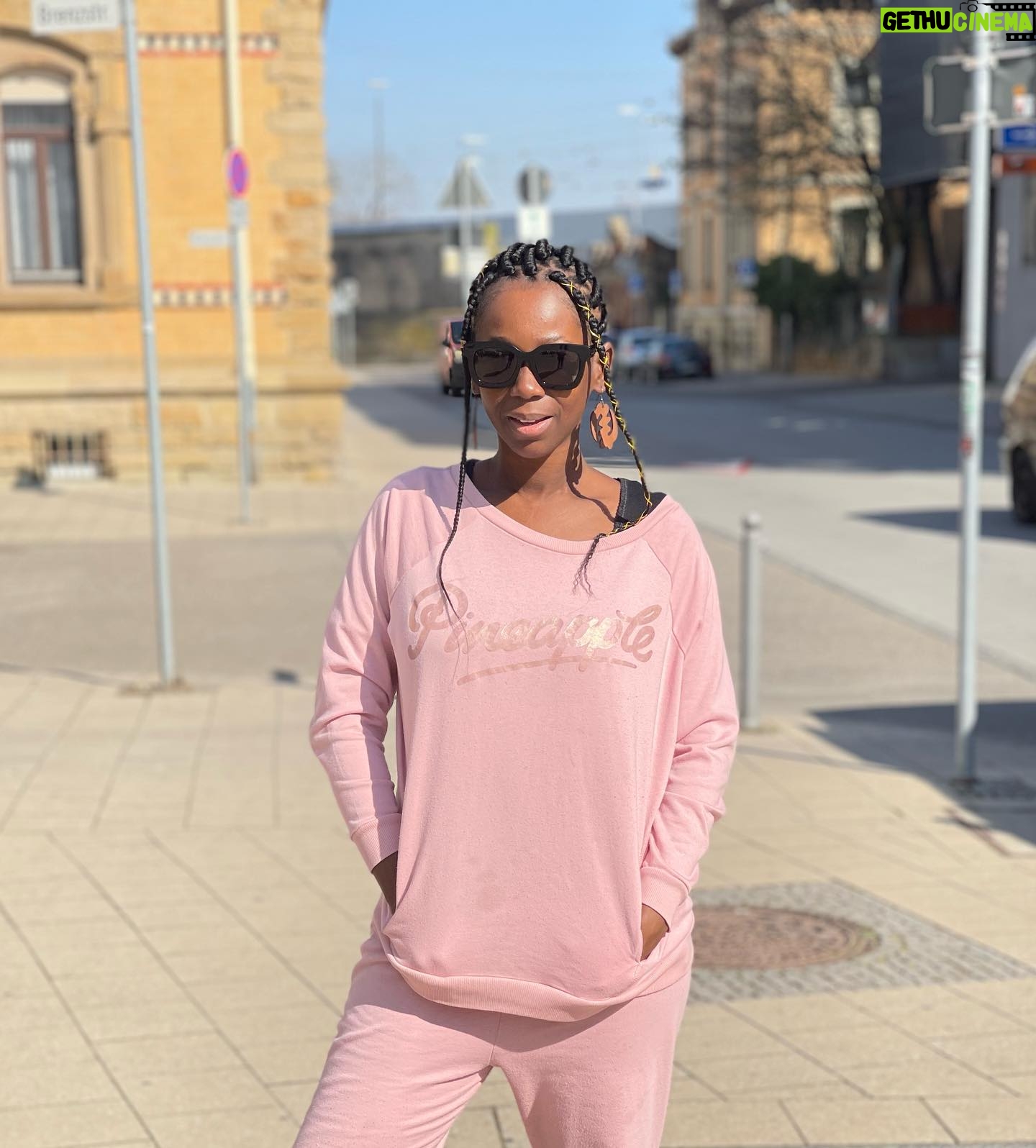 Ama K. Abebrese Instagram - Ich bin Ama. Wie heißt du? 🙂