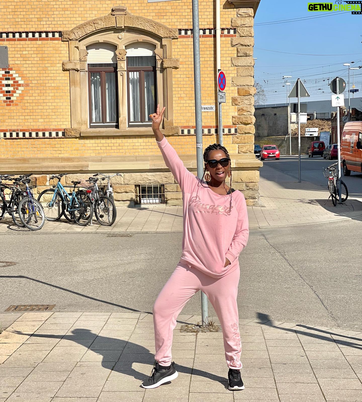 Ama K. Abebrese Instagram - Ich bin Ama. Wie heißt du? 🙂