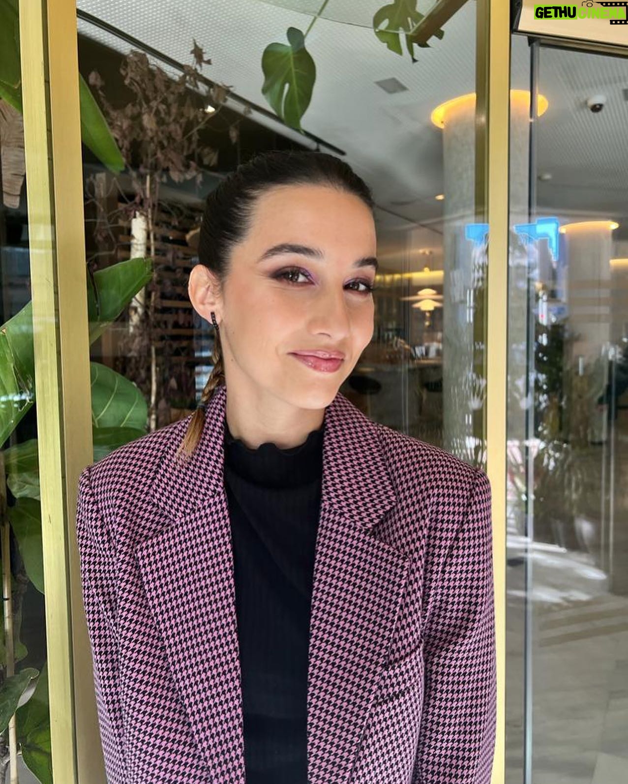 Amaia Aberasturi Instagram - Hoy @yodona y @elmundo han organizado un evento precioso : “El tiempo de las mujeres”, donde he tenido el gusto de compartir experiencias y opiniones acerca del empoderamiento femenino junto a grandes mujeres. Gracias por darnos voz. Gracias @meliahtlresorts por ser casa en Madrid. #soulmatters 💄 @natalia_natalita x @diorbeauty 👗 @stradivarius 💎 @lisifracchia #gracias