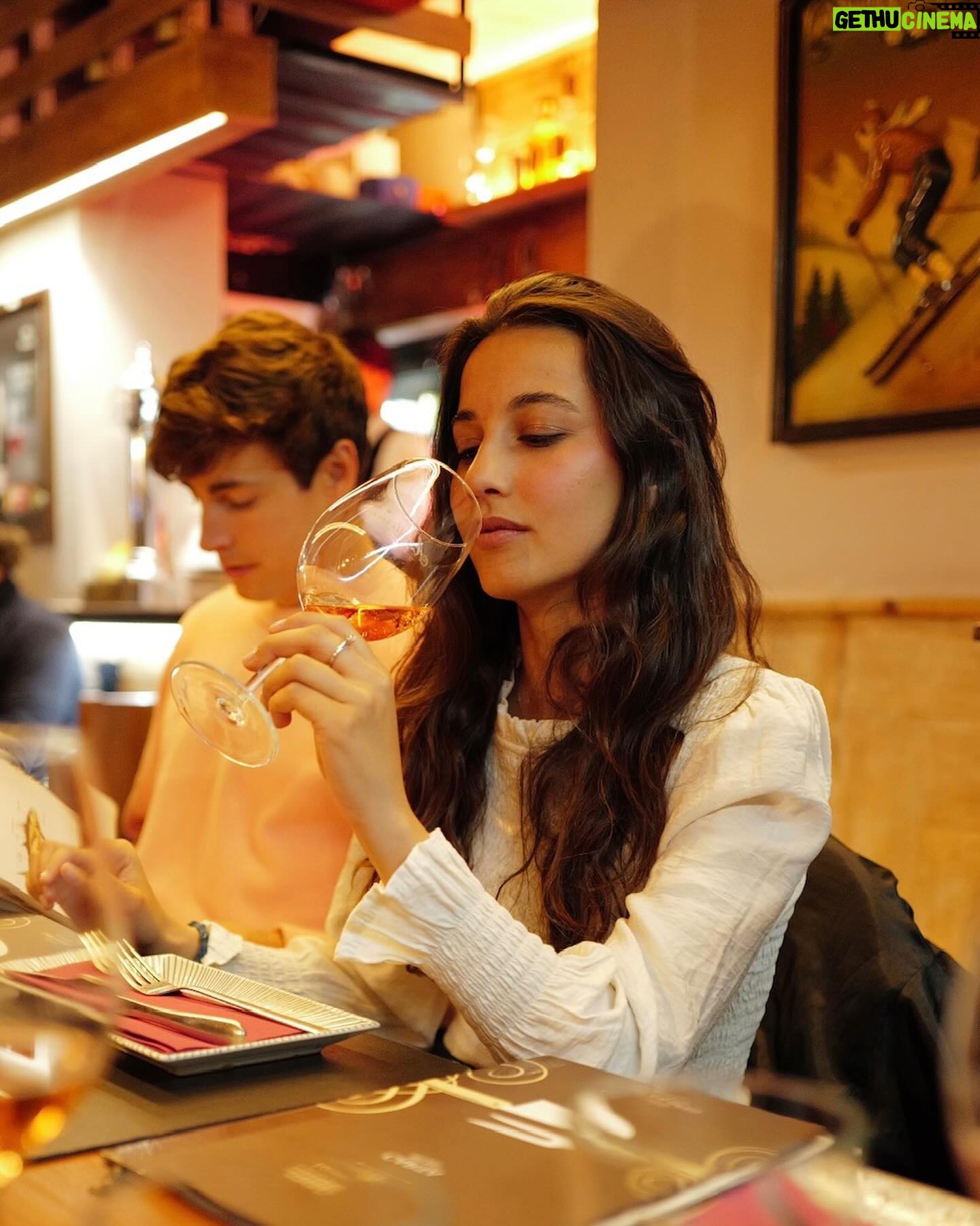 Amaia Aberasturi Instagram - Increible fin de semana en colaboración con champagne @ghmumm #publi Nos despedimos de la nieve de la mejor manera posible. Disfruta de un consumo responsable 12.5º No compartir con menores de 18 años
