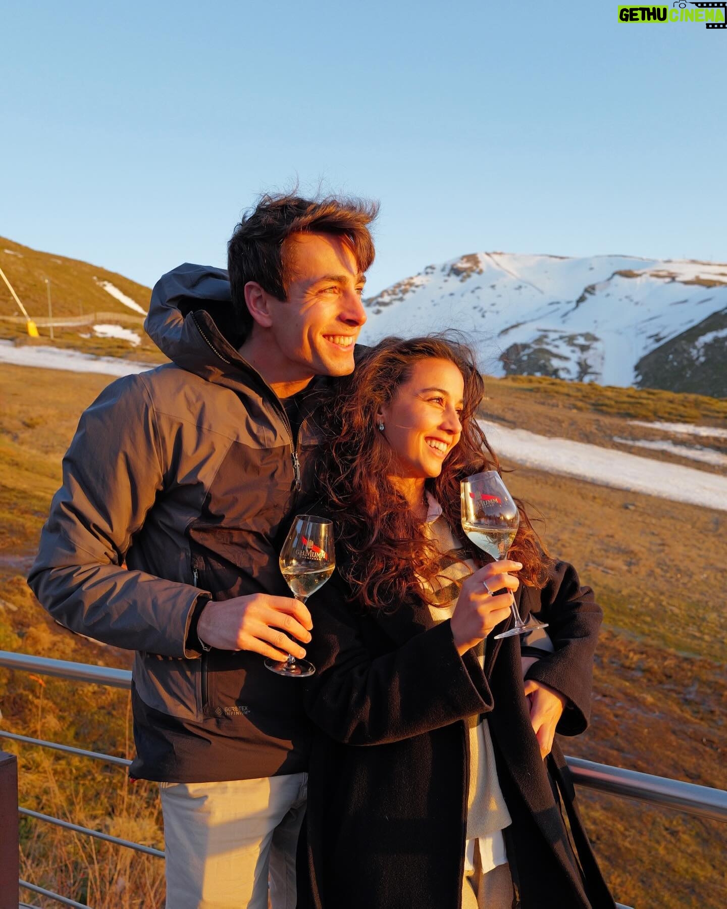Amaia Aberasturi Instagram - Increible fin de semana en colaboración con champagne @ghmumm #publi Nos despedimos de la nieve de la mejor manera posible. Disfruta de un consumo responsable 12.5º No compartir con menores de 18 años