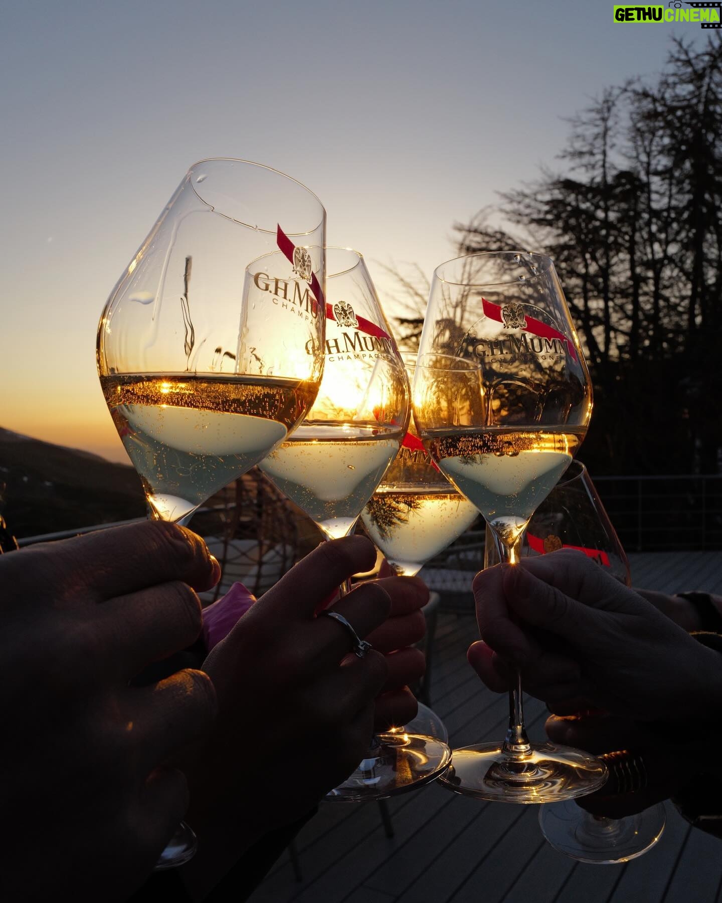 Amaia Aberasturi Instagram - Increible fin de semana en colaboración con champagne @ghmumm #publi Nos despedimos de la nieve de la mejor manera posible. Disfruta de un consumo responsable 12.5º No compartir con menores de 18 años
