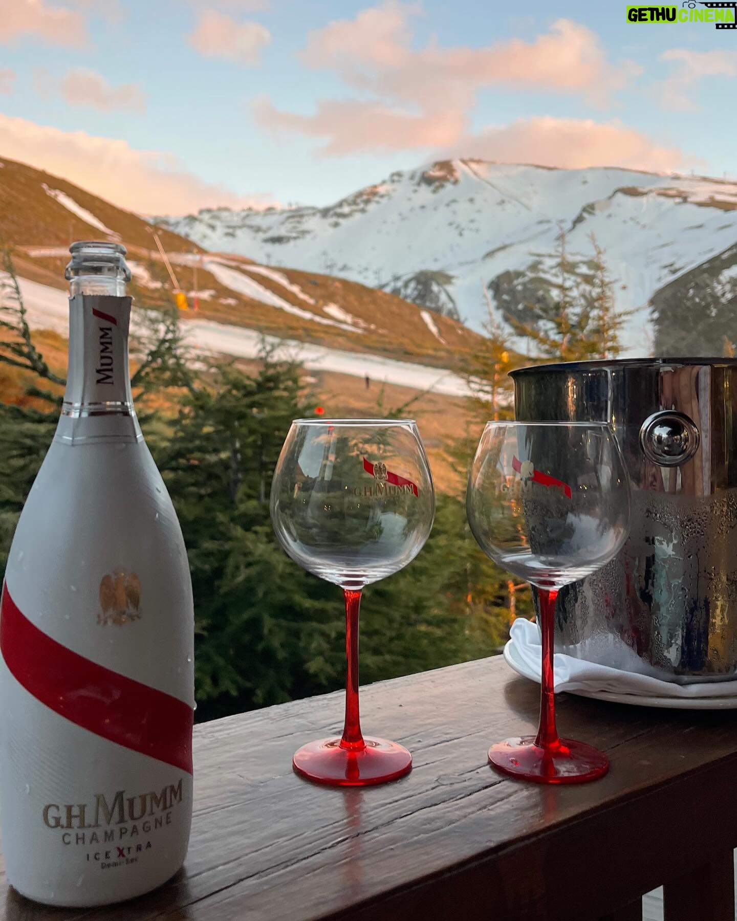Amaia Aberasturi Instagram - Increible fin de semana en colaboración con champagne @ghmumm #publi Nos despedimos de la nieve de la mejor manera posible. Disfruta de un consumo responsable 12.5º No compartir con menores de 18 años