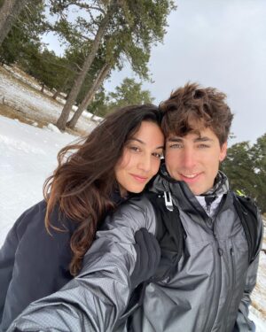 Amaia Aberasturi Instagram - M’agrada el pa amb tomata, el turró, la neu i esquiar ⛷️