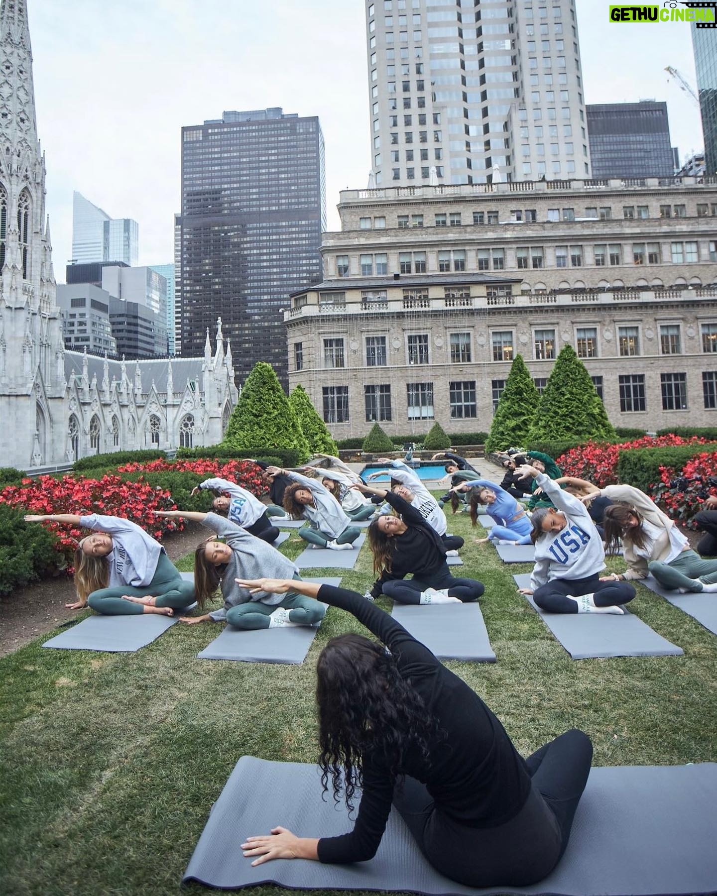 Amaia Aberasturi Instagram - Yoga time with @stradivarius 🧘♀️ ♥️ #stradilooks #TheUnseenNYC #ad
