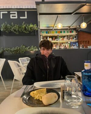 Amaia Aberasturi Instagram - M’agrada el pa amb tomata, el turró, la neu i esquiar ⛷️