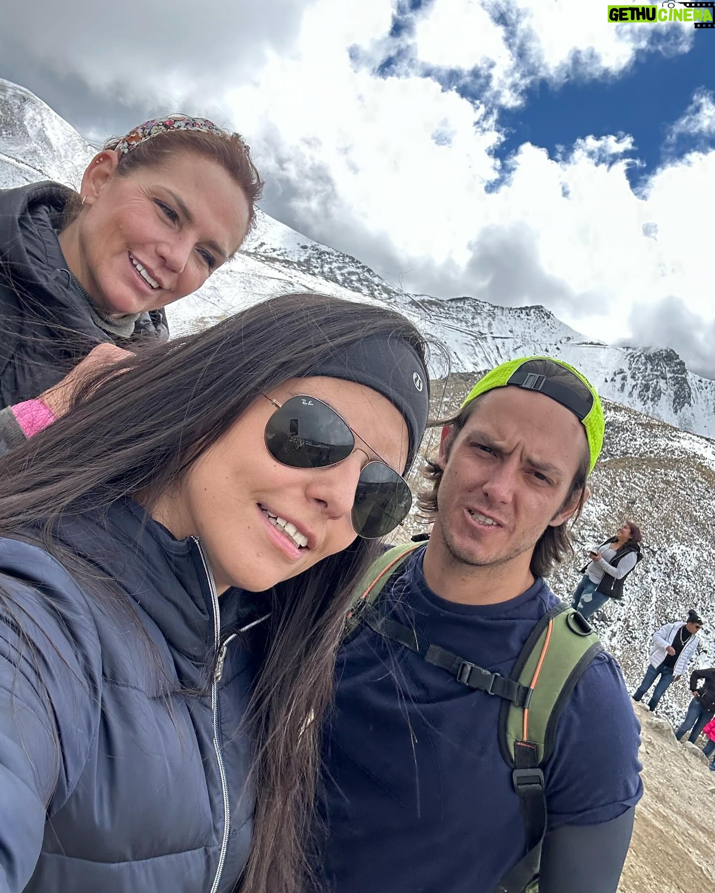 Amairani - 1.8K Likes - Gracias mis amores por este hermoso día, la pasé increíble ⛄️❄️🤍 los amo mucho muy 🤍❄️🥰 @juanluisariasr @sandraasl_