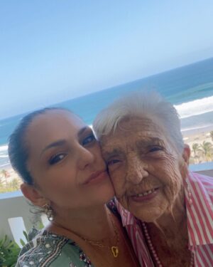 Amairani Instagram - No hay palabras para describir esté dolor, solo quiero cerrar los  ojos y mírala como siempre sonriendo,y disfrutando a plenitud cada segundo de su hermosa vida, mami te voy a extrañar cada segundo de mi existencia, gracias por enseñarme a luchar y a ser quien soy. 
Ve mamita vuela,  vuela muy alto y reúnete con papá en  los brazos de Dios para recibir todo su amor ! 
Aquí seguimos tu legado con honor y respeto y admiración 🤍🙌🏻 🌟💫 @juanluisariasr @fergarciar @macagarciar