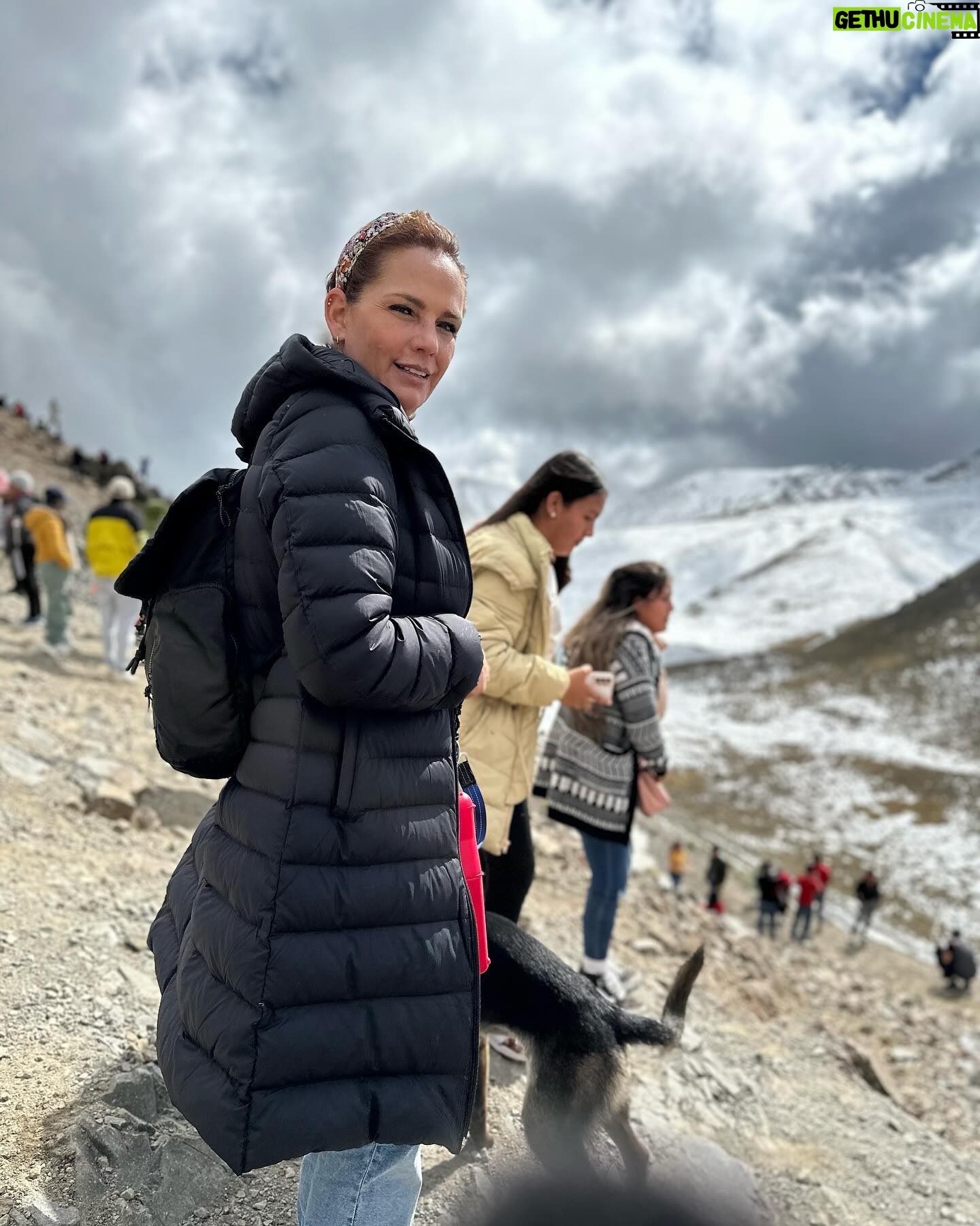 Amairani - 1.8K Likes - Gracias mis amores por este hermoso día, la pasé increíble ⛄️❄️🤍 los amo mucho muy 🤍❄️🥰 @juanluisariasr @sandraasl_