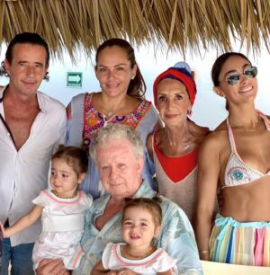 Amairani Instagram - Esta vez me toco despedirte con un inmenso dolor y con el corazón destrozado Chavelita 🤍 suegrita  vuela muy Alto🤍🙏🏻 te amo con todo mi corazón, gracias gracias 🙏🏻 por siempre abrirme las puertas de tu corazón y de tu vida, siempre estarás en  mi corazón 🤍 te amo suegrita!!! 🤍🙏🏻