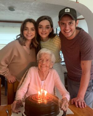 Amairani Instagram - No hay palabras para describir esté dolor, solo quiero cerrar los  ojos y mírala como siempre sonriendo,y disfrutando a plenitud cada segundo de su hermosa vida, mami te voy a extrañar cada segundo de mi existencia, gracias por enseñarme a luchar y a ser quien soy. 
Ve mamita vuela,  vuela muy alto y reúnete con papá en  los brazos de Dios para recibir todo su amor ! 
Aquí seguimos tu legado con honor y respeto y admiración 🤍🙌🏻 🌟💫 @juanluisariasr @fergarciar @macagarciar