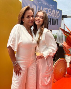 Amairani Instagram - Siempre a tu lado princesa acompañándote y muy orgullosa 🤍 TE AMO @macagarciar @maybelline
