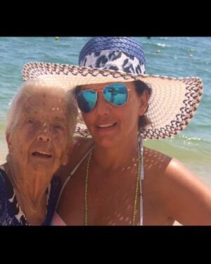 Amairani Instagram - Mamita preciosa hoy se cumple un año de tu partida, y aunque yo sé que estás en un lugar hermoso con mi papito, te extraño mucho, y no sabes cuánta falta me haces te amo mamita hermosa 🤍🙏🏻❤️