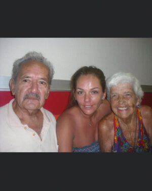 Amairani Instagram - Mamita preciosa hoy se cumple un año de tu partida, y aunque yo sé que estás en un lugar hermoso con mi papito, te extraño mucho, y no sabes cuánta falta me haces te amo mamita hermosa 🤍🙏🏻❤️
