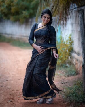 Amala Gireesan Instagram - 🖤🖤🖤

📸 @prabhuv_ 

#blacksaree #blacklove #photography #happiness #happy #love