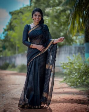 Amala Gireesan Instagram - 🖤🖤🖤

📸  @prabhuv_ 

Jewellery @daivik.in 

#blacksaree #saree #sareelove #happiness