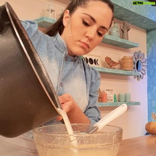 Amalia González - 7.6K Likes - TARTA FLAN DE CHOCOLATE 🥧🍫
.
Hoy en @empezareldiaoki hicimos una tarta flan increíble! La receta es de @esteficolombo y en su IG pueden ver la de vainilla que es una bomba de otro planeta 🤤🤤🤤!!! Yo me tomé el atrevimiento 🙊 de reversionarla y hacerla de chocolate, pues fan y dije a ver...y les aseguro que queda increíblemente cremosa!!!
.
.
Masa 👇🏻
Harina 280grs.
Cacao amargo 20grs.
Azúcar impalpable 50grs.
Manteca fría 150grs.
Huevos 2
Ralladura de 1 limón
.
Para la masa simplemente hacen un arenado con todos los ingredientes menos los huevos. Una vez que lo tienen, le agr3gan los huevos y toman la masa sin amasar demasiado para no activar el gluten. La estiran de 5mm y van a forrar una tartera de 24cm de diámetro donde posteriormente vamos a poner la crema caliente para después ir a un horno a 170° x unos 45 minutos. La tienen que dejar enfriar en la heladera por 4 horas y después me cuentan!
.
Para el relleno 👇🏻
4 huevos
Almidón de maíz 40grs.
Azúcar 100grs.
Vainilla
Crema de leche 300cc.
Leche 450cc.
Chocolate semiamargo 200grs.
.
.
.
COMANLÁ FRÍA Y OTRO TIP ES QUE PUEDEN BRULEARLA (PONEN AZUCARBPOR ARRIBA Y LA QUEMAN 🤤)
.
.
.
#receta #empezareldia #flan #chocolate #tarta #tartaflan