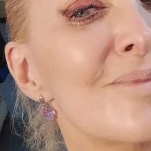 Amalia González Instagram - Luciendo mis aretes @swarovski que me regalaron Clarisa y las chicas de @lolaindianconcept por Año Nuevo... son hermosos, no?

Todos mis looks de @empezareldiaoki son de @lolaindianconcept 👗y yo chocha🤩