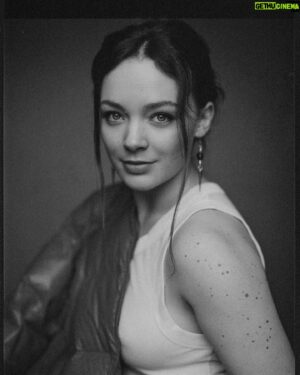 Amalia Holm Bjelke Instagram - Are you still listening or are you too busy counting my freckles?? 

@martin.kiessling 📸🎞️