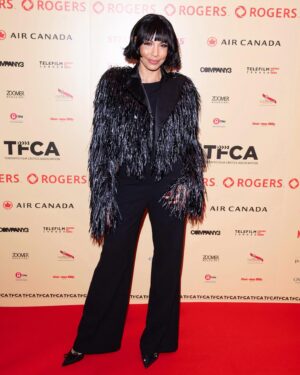 Amanda Brugel Instagram - Home for moment to host my favourite award show on earth! Thank you @torontofilmcritics for inviting me back, for it is always an honour to be in your company. Thank you @hudsonsbay and #TheRoom for this next level look. Finally, thank you @katherinealexanderdaniels for existing. 

Wait. Zero thank you to @angryappa. ZILCH. 
#torontofilmcriticsawards