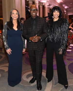 Amanda Brugel Instagram - Home for moment to host my favourite award show on earth! Thank you @torontofilmcritics for inviting me back, for it is always an honour to be in your company. Thank you @hudsonsbay and #TheRoom for this next level look. Finally, thank you @katherinealexanderdaniels for existing. 

Wait. Zero thank you to @angryappa. ZILCH. 
#torontofilmcriticsawards