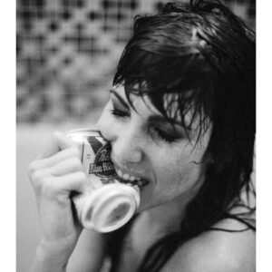 Amanda Crew Instagram - Happy birthday to this fiery gem who willingly jumped into a bathtub and poured Pabst over her head so I could take a pic. You're the best @pope_onarope 🔥💃🏻🍾