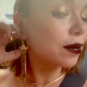 Amanda Fuller Instagram - Obligatory red carpet vanity post 😉

I had this vision of going as actual 🔥. You know, a walking manifestation of the pain all of us #endowarriors feel during a flare up, but MAKE IT FASHION?! lol. (Isn’t that interesting that we call it a FLARE up?! How apropos.) IFKYK!!!

I couldn’t have done it without @vetahorwitz, guiding me to the right places and connecting me with the right people- and just being a constant source of breathtaking inspiration and support. I love you.

Found the perfect dress from @houseofcb ❤️‍🔥
Borrowed the perfect jewelry & shoes from @maisonpriveepr_la , thank you!!! Those ufo earrings couldn’t have been more fitting, cause I often just feel like an alien. I loved them.

And to the lovely ladies at @sephora for helping me grab the right products in a frenzy! I did my own hair and face and kinda took a risk and feel really happy with how it turned out. @hudabeauty on the eyes, @fentybeauty goldness on the cheeks and @sephora lip stain on the kisser…🖤❤️‍🔥

And thanks @gettyimages for the proof that it happened 🤪🥳