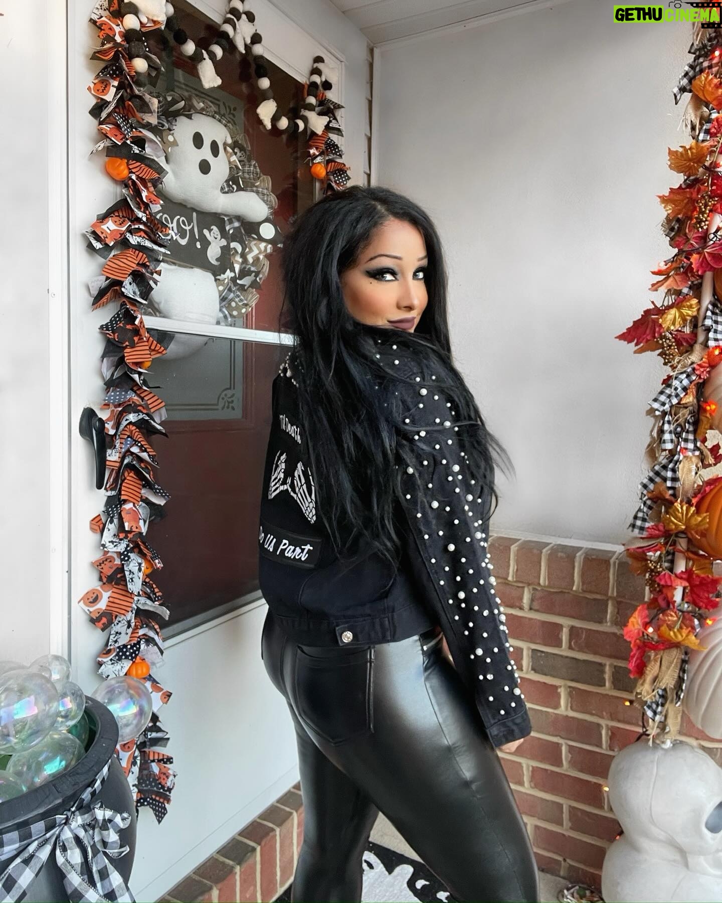 Amanda León - 2.3K Likes - ✨LOVE this black denim rhinestone & pearl jacket… from where you ask? AMAZON! It’s so sparkly! Perfect for everyday fashion, wrestling shows, or if you want to be like me…my spooky brides can get these awesome “til death do us part patches” on Etsy and DIY your own bridal jacket! It comes in 4 different colors too… blue denim, pink, white…and this black grunge color! 🛒L!nk in bio!✨
https://amzn.to/3GxKtlC
#amazon #amazonfinds #amazonmusthaves #amazonfashion #wrestling #womenswrestling #fashion #diy #diyjacket #brides #wedding #bridal #bridaljacket #gothbride