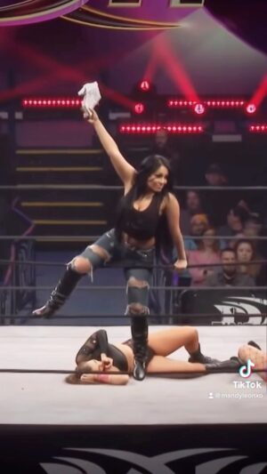 Amanda León Instagram - ✨Step up 💋🔪✨

#wrestling #prowrestling #womenswrestling
