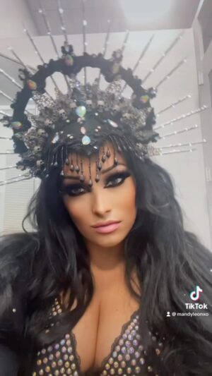 Amanda León Instagram - @kimdrac is an iconic beeeeyatchhh. 🔥🖤🔥 

#prowrestling #womenswrestling #gothglam #prowrestler #newhampshire #witchywoman