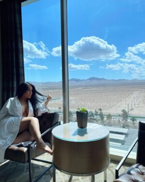 Amanda León Instagram - ☕️Birthday weekend vibes. 🏜🌵🐪 🍻🍸🥂🎂

#desertdreams #desert #birthday #birthdaygirl #UFC272 #birthdayweekend #pisces #piscesseason #zen #getaway #spa #suite #suitelife #party #weekendvibes #travel #view