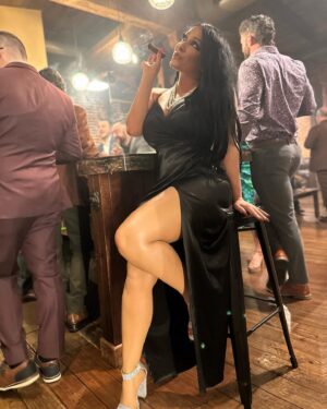 Amanda León Instagram - 🎼Fly me to the moon🎼
🎷🎹🖤 

#oldsoul #classy #sassy #wedding #makeup #glam #cigarlounge #rustic #dreamy #vintagelover #antiquelovers #wrestling #goddess #womenswrestling #prowrestling
