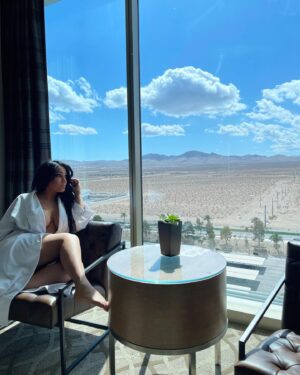 Amanda León Instagram - ☕️Birthday weekend vibes. 🏜🌵🐪 🍻🍸🥂🎂

#desertdreams #desert #birthday #birthdaygirl #UFC272 #birthdayweekend #pisces #piscesseason #zen #getaway #spa #suite #suitelife #party #weekendvibes #travel #view