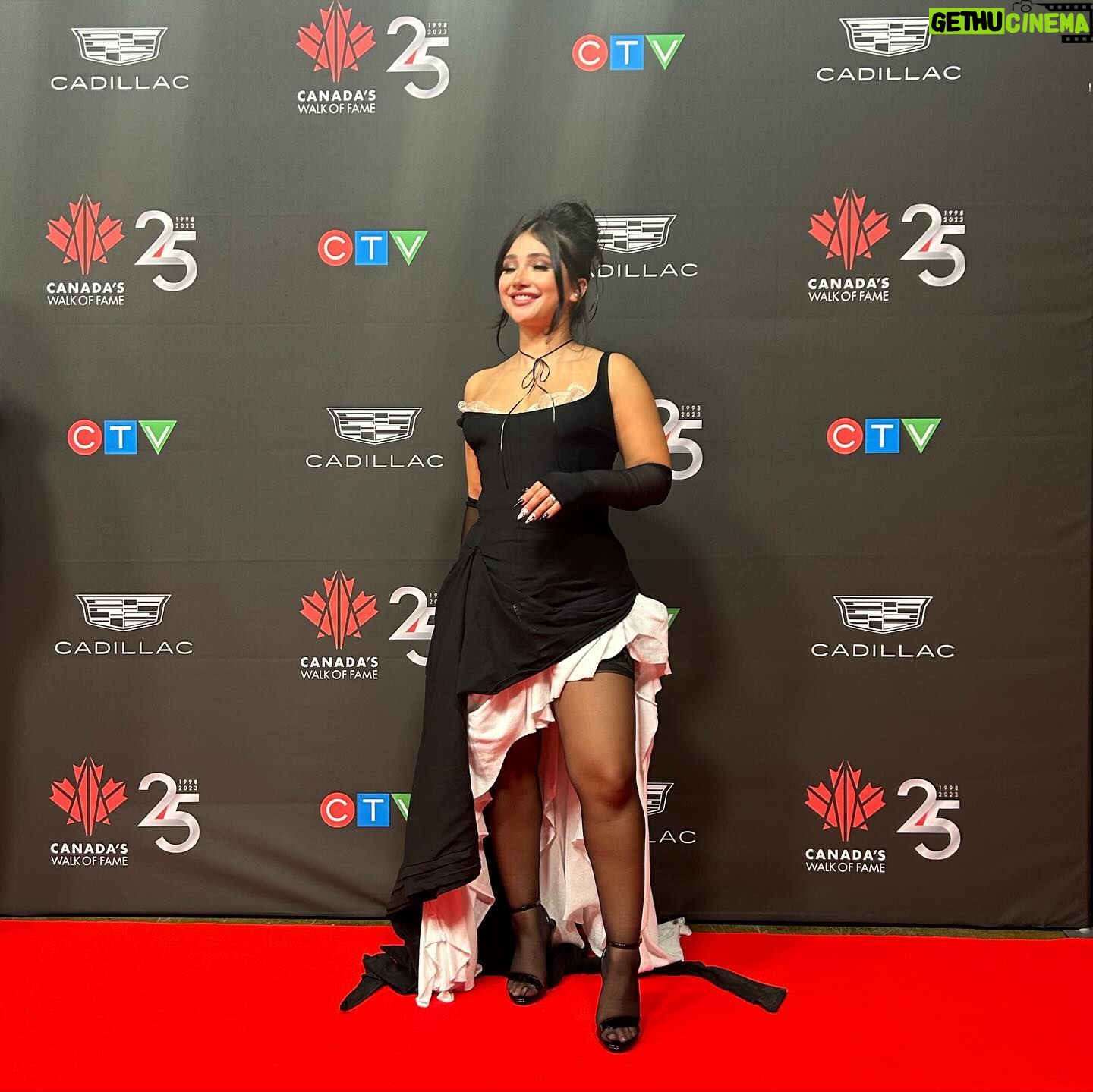 Amanda Arcuri Instagram - So honoured to join @degrassi in their induction into the @cwofame ! Proud to be part of such an iconic Canadian series π This incredibly beautiful and sustainable dress I had the privilege of wearing is by fellow Latina artist @maxocartel π§πΌββοΈβ¨ MUA @sn00ksx π§πΌββοΈβ¨