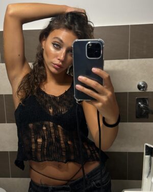 Amanda Campana Instagram - Pt.2 perché la mia autostima è direttamente proporzionale alla mia abbronzatura e visto che l’estate è ancora lontana, mi rifugio nelle vecchie foto