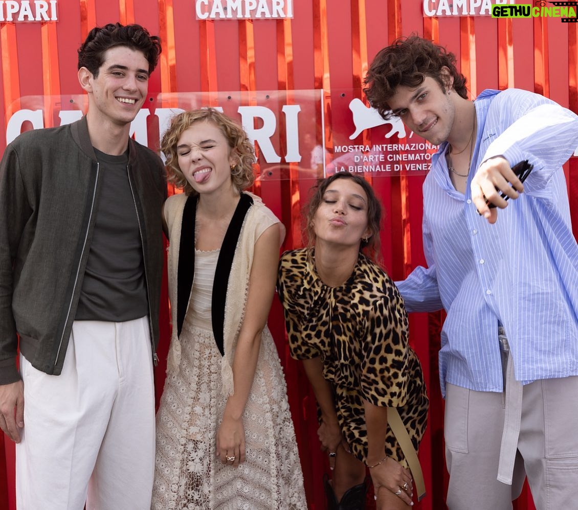 Amanda Campana Instagram - Grateful. @manintownofficial @davide_musto @federicopoletti @andreasmercante @edoardoa @yd_actors_yvonnedabbraccio Styling: @clascutti @stellamccartney #NextGenerationAwards #manInTown #venezia79