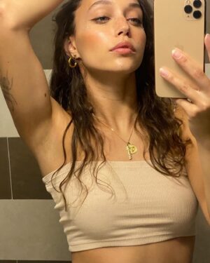 Amanda Campana Instagram - A volte penso che la mia malinconia sia, in realtà, solo bisogno di abbronzarmi (pt.1)
