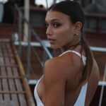 Amanda Campana Instagram - Nelle ultime foto non mi appoggiavo per mettermi in posa, mi reggevo perché a Venezia si soffre un botto il mal di terra e stavo provando a non cadere.. comunque che sogno, grazie @manintownofficial per quest’opportunità incredibile. #NextGenerationAwards #manInTown #venezia79 Ph @valeciampi @davide_musto @federicopoletti @andreasmercante @edoardoa @yd_actors_yvonnedabbraccio Styling: @clascutti @stellamccartney Grazie 🤍