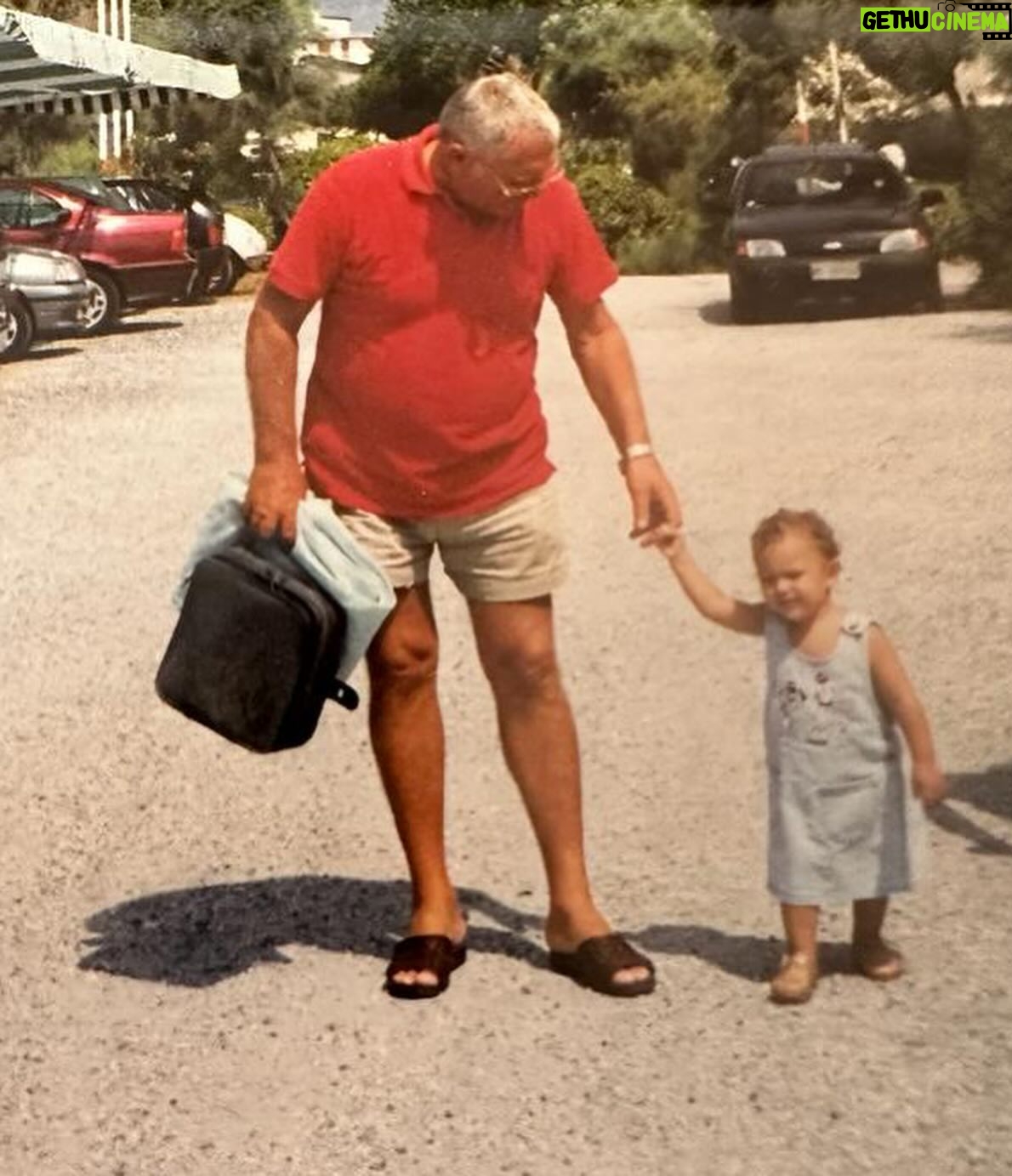 Amanda Campana Instagram - Nemmeno 100 anni sarebbero stati abbastanza Auguri nonno ❤️ Mi manchi ogni giorno