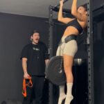 Amanda Campana Instagram – @teo.svgcoach ha detto che ho il sistema nervoso stupido.
Comunque ecco le mie prime Chin up zavorrate 🫶🏼 💪🏻
Da @wave.wellness.studio non si molla un 🥖
🌊