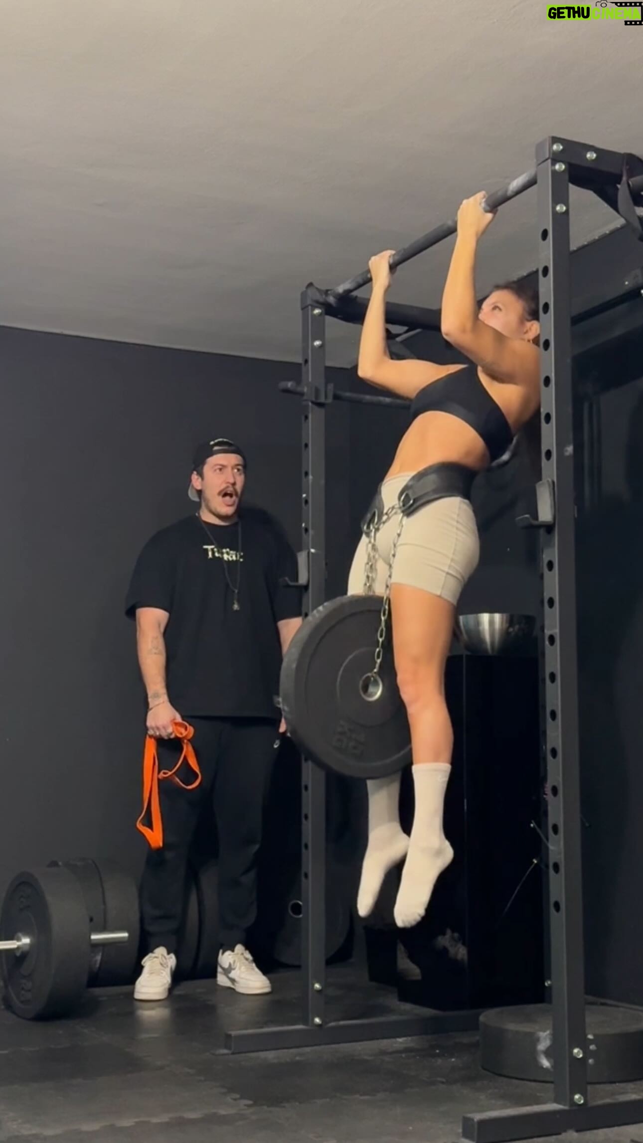 Amanda Campana Instagram - @teo.svgcoach ha detto che ho il sistema nervoso stupido. Comunque ecco le mie prime Chin up zavorrate π«ΆπΌ πͺπ» Da @wave.wellness.studio non si molla un π₯ π