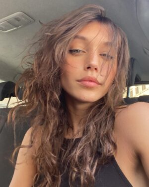 Amanda Campana Instagram - Mi dicono che pubblico poche foto quindi mi sono impegnata, sono tutte uguali lo so, ma che vi devo dire? apprezzate l’impegno grazie, bacini🤟🏻