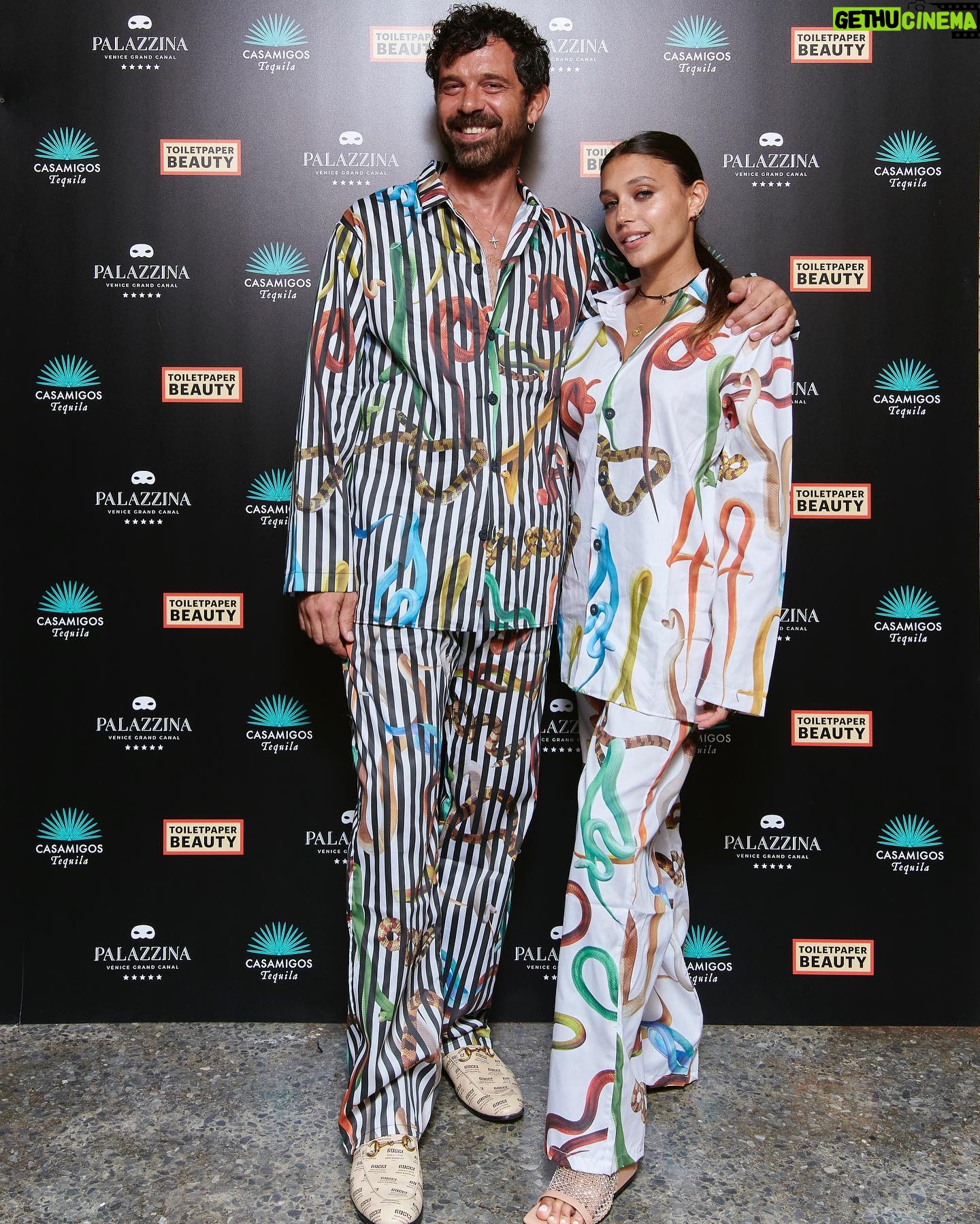 Amanda Campana Instagram - Finalmente ho potuto realizzare il mio sogno di fare serata in pigiama.. e che pigiama ragazzi. #toiletpaperbeauty @labottega_official @toiletpapermagazineofficial @palazzinagrassi @andreasmercante @edoardoa @yd_actors_yvonnedabbraccio