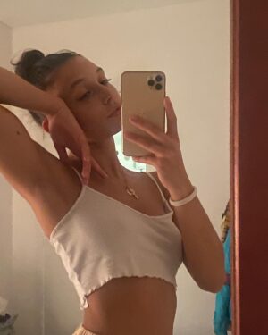 Amanda Campana Instagram - Mi dicono che pubblico poche foto quindi mi sono impegnata, sono tutte uguali lo so, ma che vi devo dire? apprezzate l’impegno grazie, bacini🤟🏻