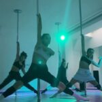 Amanda Campana Instagram - Quando mi chiedono cos'abbia di speciale la poledance vorrei fare l'elenco di tutto quello che ho scoperto grazie ad essa e grazie alle persone che mi hanno accompagnata e mi stanno accompagnando tuttora in questo percorso, ne farò uno qui, sappiate per quanto sia lungo sarà comunque incompleto: Ho scoperto me stessa, perché con me stessa ho creato un nuovo legame. Ho scoperto un nuovo modo di guardarmi, di parlarmi, di ascoltarmi. Ho scoperto che è meglio porsi degli obiettivi e non dei limiti, che il mio corpo è uno strumento per raggiungerli quegli obiettivi e non è il mio limite. Ho scoperto che il cibo mi serve per avere energie, che mi serve perché è buono ed è un piacere da condividere con chi si ama. Non è un premio, una concessione o qualcosa da meritare. Ho scoperto che io non sono il mio aspetto, il mio valore prescinde da come appaio e questo mi rende più libera di mostrarmi Ho scoperto che non me ne frega più un cazzo se le mie cosce si toccano, oppure se ho la cellulite. Ora so che voglio un corpo sano, forte, che voglio sentire e ringraziare ogni muscolo del mio corpo, accarezzare ogni livido o cicatrice fatti su un palo, perché frutto di fatica, divertimento e del mio amore per me stessa. Ho scoperto che riconoscere il mio progresso mi fa bene e mi aiuta a farne altro. Che non serve essere la migliore, ma quanto sia importante invece lavorare per migliorarsi ogni giorno. Ho scoperto quante persone meravigliose posso trovare in questo mondo. Quanto sia più facile affrontare i problemi se hai qualcuno al tuo fianco. Ho scoperto quanto sia bello lanciarsi, con la sicurezza di avere qualcuno pronto a prenderti se stai cadendo. E quanto è bello fidarsi delle persone. Ho scoperto quanto mi piace ballare anche se ho sempre pensato di non esserne in grado, anche se mi vedo sporca, scoordinata e fuori tempo. E quanto mi piace ballare soprattutto se al mio fianco ho delle persone a cui voglio bene. Quindi grazie @alicegiorgia.agf @violatenucci e @marta.mea perchè condividere del tempo ballando con voi su questa coreo di quella matta di Marta, è stato speciale. E grazie per altri mille motivi che non posso scrivere perché ho finito lo spazio ♥️