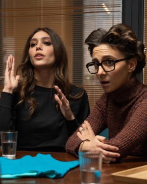 Amanda Campana Instagram - Alcuni scatti facilmente memabili dal set di #pescipiccoli , la prima serie dei @_the_jackal in associazione con @_madentertainment_ disponibile su @primevideoit .
Ho avuto l’onore di girare con loro una puntata e posso quindi dire con assoluta certezza che @gianlucafru è pazzo come sembra ma è assolutamente innocuo.
Anche il regista @_ebbasta è un tipo simpatico anche se mi ha chiesto con insistenza il disegno di un pene, penso sia un collezionista.
Ah, e mai accettare bottigliette da @anzaldogiovanni 
🐟🐟🐟🩵🩵🩵